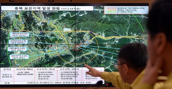 지난 15일 정부세종청사 농림축산식품부 구제역·AI 방역대책상황실에서 방역 관계자가 구제역 발생현황을 설명하고 있다. (사진=뉴시스 제공)