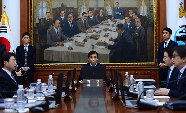 이주열 한국은행 총재가 23일 오전 서울 중구 한국은행에서 열린 금융통화위원회 본회의를 주재하고 있다. (사진=뉴시스 제공)