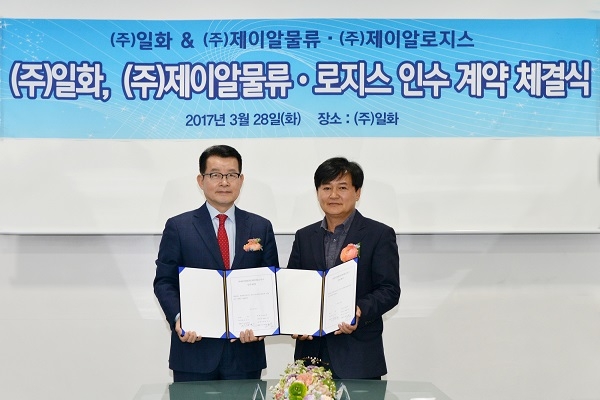 이성균 일화 대표이사(왼쪽)와 장휴상 제이알로지스 대표이사. (사진=일화 제공)