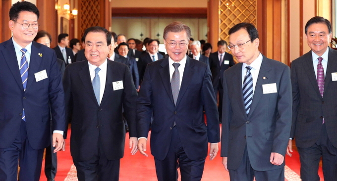 문재인 대통령이 16일 청와대 인왕실에서 열린 주요국 특사단 오찬에 특사단과 함께 참석하고 있다. 왼쪽부터 송영길 러시아 특사, 문희상 일본 특사, 문 대통령, 이해찬 중국 특사, 홍석현 미국 특사.