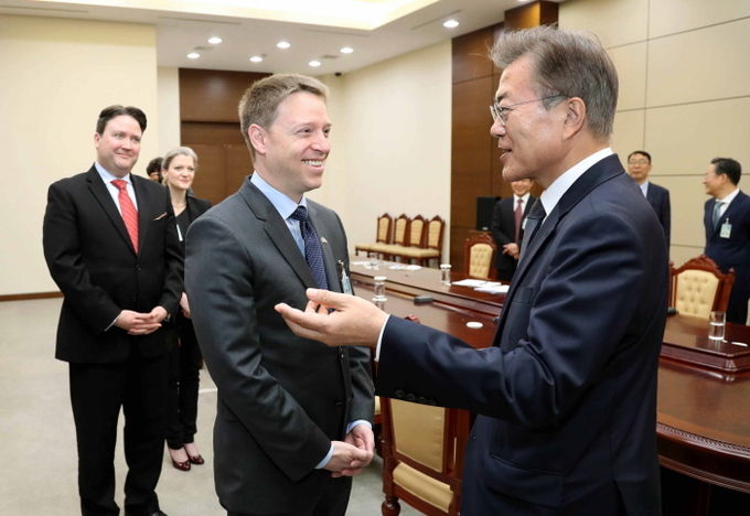 문재인 대통령이 16일 청와대에서 매튜 포틴저 미국 백악관 국가안전보장회의 아시아 담당 선임보좌관 등 미국 정부 대표단을 만나 대화를 나누고 있다.