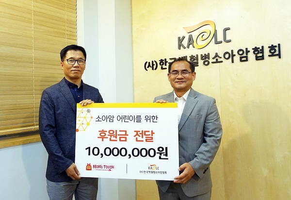 김주헌 맘스터치 상무이사(왼쪽)와 천진욱 한국백혈병소아암협회 사무총장. (사진=맘스터치 제공)