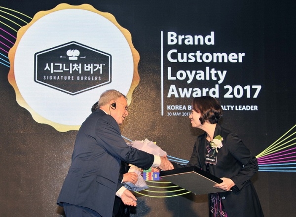 맥도날드가 30일 오후 서울 여의도 콘래드호텔에서 열린 ‘2017 브랜드 고객충성도 대상’에서 패스트푸드 부문 및 수제버거 부문 1위를 수상했다. 맥도날드 김기화 이사(오른쪽)가 대표로 수상하고 있다. (사진=맥도날드 제공)