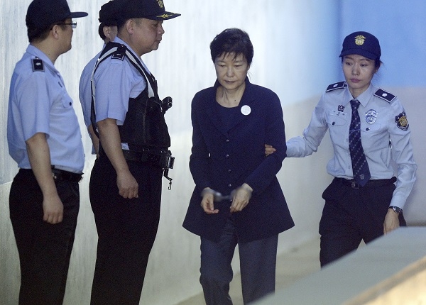 최순실씨와 공모해 뇌물을 받거나 받기로 약속한 혐의로 구속 기소된 박근혜 전 대통령이 지난달 30일 오전 4차 공판이 열리는 서울 서초구 서울중앙지방법원 법정으로 향하고 있다. (사진=뉴시스 제공)