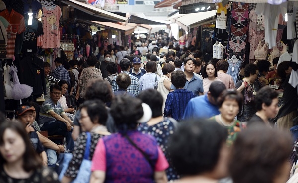 지난달 27일 오후 서울 중구 남대문시장이 많은 시민들로 붐비고 있다. (사진=뉴시스 제공)