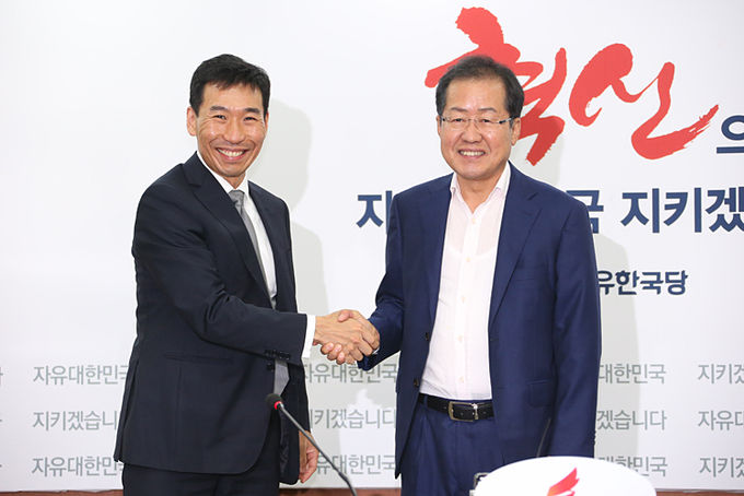 홍준표 자유한국당 대표는 25일 오전 서울 여의도 자유한국당 당사 회의실에서 제임스 최 주한호주대사를 접견했다.