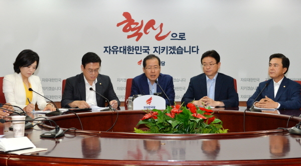 10일 오전 서울 여의도 자유한국당 당사에서 열린 최고위원회의에 참석한 홍준표 대표가 모두발언하고 있다.(사진 뉴시스)