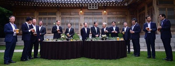 지난달 27일 청와대 상춘재 앞에서 열린 주요 기업인과의 호프 미팅 자리에 박용만 대한상공회의소 회장, 정의선 현대자동차 부회장, 구본준 LG 부회장, 권오준 포스코 회장, 금춘수 한화 부회장, 정용진 신세계 부회장, 박정원 두산 회장, 손경식 CJ 회장, 함영준 오뚜기 회장이 모여있다. (사진=뉴시스 제공)