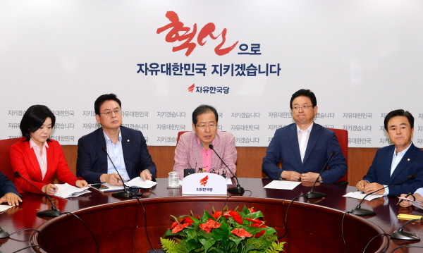 24일 오전 서울 여의도 자유한국당 당사에서 열린 최고위원회의에 참석한 홍준표 대표가 모두발언하고 있다. (사진 뉴시스)