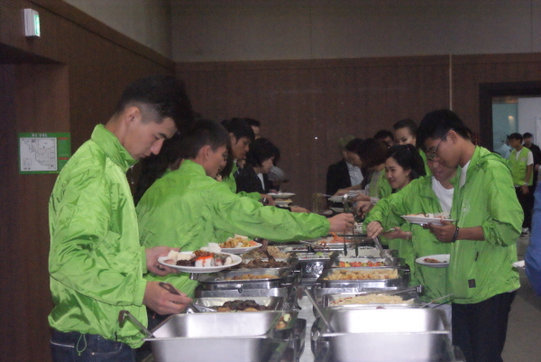 금강산도 식후경. 한국의 맛에 금방 취해버린 아시아 청년들.