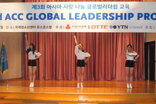 미래의 한류 스타 걸그룹 오마쥬. 여신 강림에 남성들의 환호가 끊이질 않았다.