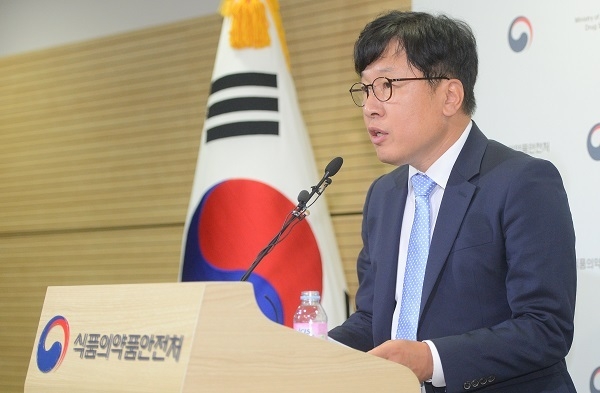 이동희 식품의약품안전처 바이오생약국장이 28일 오전 충북 오송 식약처에서 시중 유통 중인 생리대에 존재하는 휘발성유기화합물(VOCs) 10종에 대한 전수조사와 위해평가 결과, VOCs 검출량이 인체에 유해한 영향을 미치지 않는 낮은 수준인 것으로 평가됐다고 밝히고 있다. (사진=뉴시스 제공)