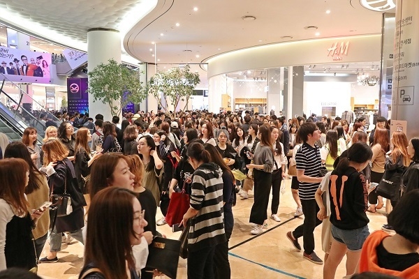 롯데월드타워몰에서 방문객들이 쇼핑과 행사를 즐기고 있다. (사진=롯데물산 제공)