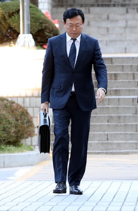 ‘롯데 총수일가 경영 비리’ 혐의를 받고 있는 신동빈 롯데그룹 회장이 30일 오전 서울 서초구 서울중앙지방법원에서 열린 40차 공판에 출석하고 있다. (사진=뉴시스 제공)