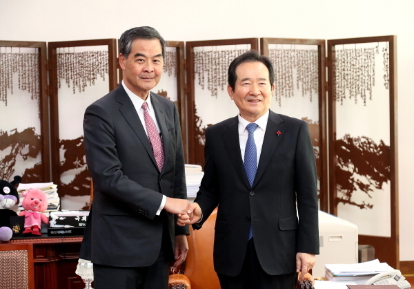 정세균 국회의장이 30일 오전 의장집무실에서 렁 춘잉(Leung Chun-ying)중국 정협 부주석과 접견하고 있다.