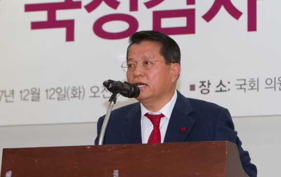본지 창간 발행인 겸 대표이사 강신한 회장이 '2017 국정감사 우수의원 시상식'에서 환영사를 하고 있다.(사진=장해순 기자)