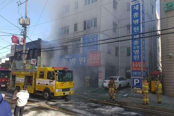 26일 오전 경남 밀양시 가곡동 세종병원 응급실에서 화재가 발생해 소방대원들이 화재를 진압하고 있다. (사진=뉴시스 제공)