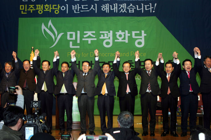 1일 전남 여수시민회관에서 민주평화당 전라남도당 창당대회가 열린 가운데 참석자 들이 무대위에서 두손을 높이 들고 '민주평화당 만세'를 외치고 있다.