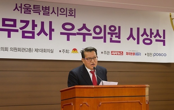 본지 창간 발행인 겸 대표이사인 강신한 회장이 '2017 서울시 행정감사 우수의원 시상식'에서 환영사를 하고 있다. (사진=장해순 기자)