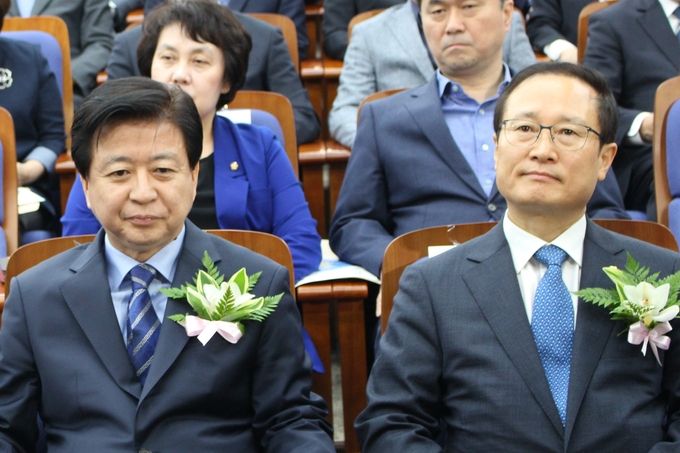 민주당 원내대표 선출을 위한 의원총회에서 홍영표 의원(오른쪽)이 당내 경쟁자인 노웅래 의원과 나란히 앉아있다.