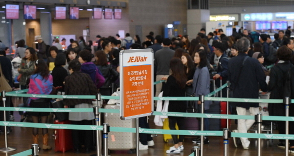 지난해 7월26일 오전 인천국제공항 출국장에서 미국행 항공기 탑승객 보안 검색이 강화됐음을 알리는 표지판이 세워져 있다.