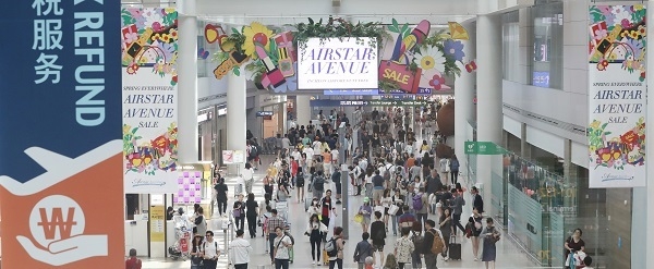 22일 오전 인천공항 제1여객터미널 면세점이 많은 이용객들로 붐비고 있다. (사진=뉴시스 제공)