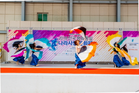 축하공연을 펼치고 있는 UBA.