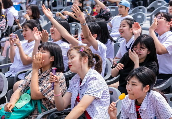 댄스경연대회를 즐기고 있는 참가 학생들.