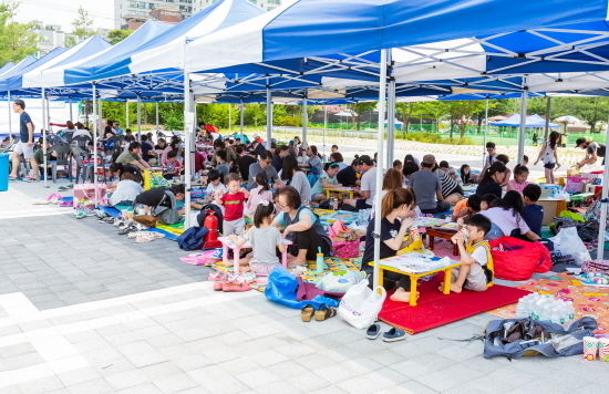 행사에 참가한 학부모들과 학생들이 그림그리기와 글짓기에 열중하고 있다.