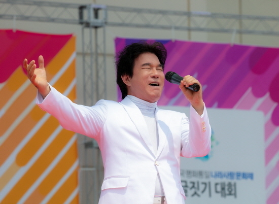 가수 배일호가 참석해 행사분위기를 더욱 달구었다.