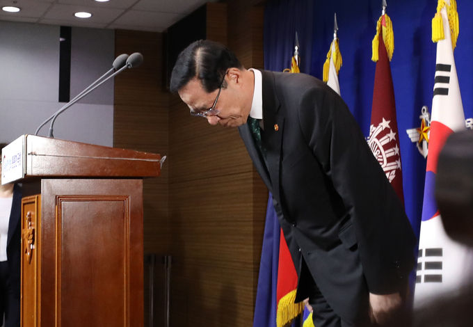 송영무 국방부장관이 10일 오후 서울 용산구 국방부 브리핑실에서 기무사 특별수사단 대통령 지시 관련해 브리핑 중 잠시 고개를 숙이고 있다.