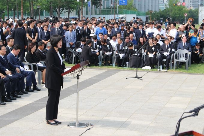 이정미 정의당 대표가 '조사'를 낭독하면서 울고 있다. 