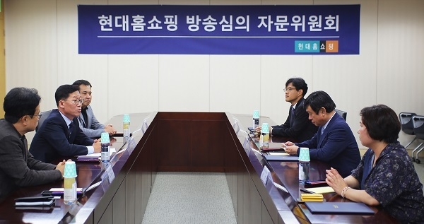 4일 오전 현대홈쇼핑 본사에서 열린 ‘방송심의 자문위원회’에서 현대홈쇼핑 영업본부장 임대규 부사장(사진 왼쪽 가운데)을 비롯한 임직원 및 외부 전문가들이 회의를 하고 있다. (사진=현대홈쇼핑 제공)