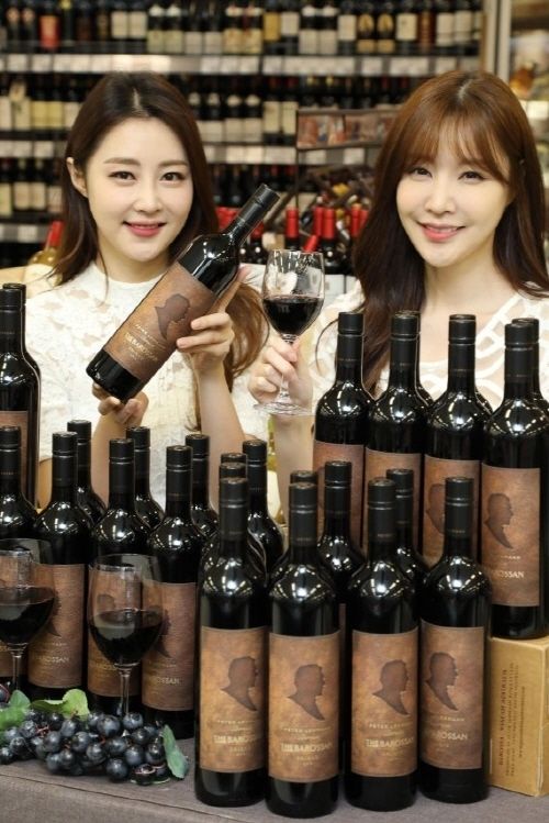 27일 오전 이마트 용산점에서 모델들이 이마트 국민와인 프로젝트 제품인 호주산 와인 '피터르만 바로산 쉬라즈'를 선보이고 있다.