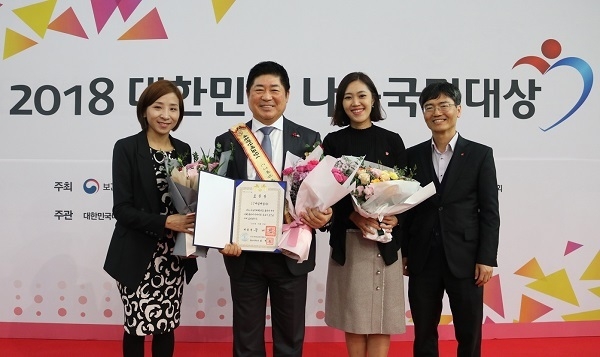 이재호 CJ제일제당 경영지원총괄(왼쪽에서 두 번째)이 지난 16일 열린 ‘2018 대한민국 나눔국민대상’에서 대통령 표창을 수여한 후 사회복지공동모금회 관계자들과 기념사진을 촬영하고 있다. (사진=CJ제일제당 제공)