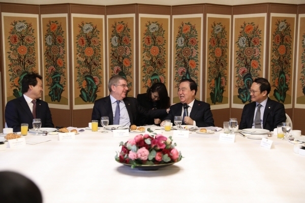 문희상 국회의장은 12월 4일(화) 오전 7시 30분 국회 사랑재에서 토마스 바흐(Thomas Bach) IOC위원장을 초청해 조찬 간담회를 개최했다.