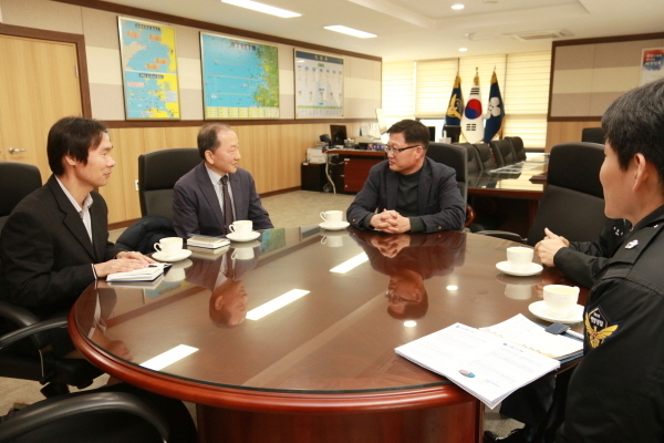 여성수 평택해양경찰서장(왼쪽에서 세번째)과 홍춘선 선박안전기술공단 인천지부장(왼쪽에서 두번째)
