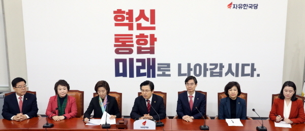 8일 오전 서울 영등포구 여의도 국회에서 열린 자유한국당 최고위원회의에서 당 대표로 당선된 황교안 대표가 발언을 하고 있다. (뉴시스)