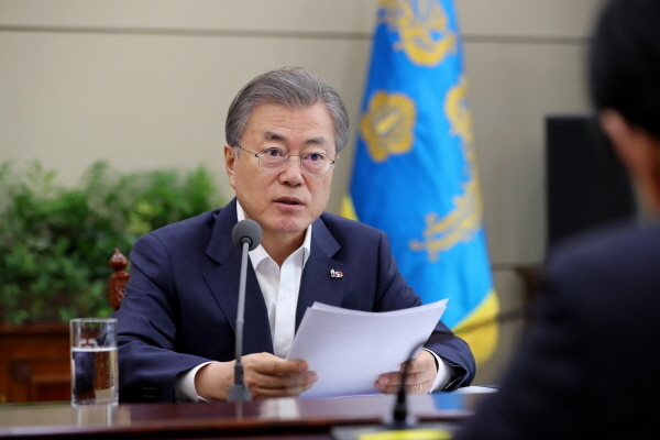 문재인 대통령이 18일 청와대에서 박상기 법무부 장관과 김부겸 행정안전부 장관에게 장자연·김학의·버닝썬 사건 관련 업무 지시를 하고 있다.