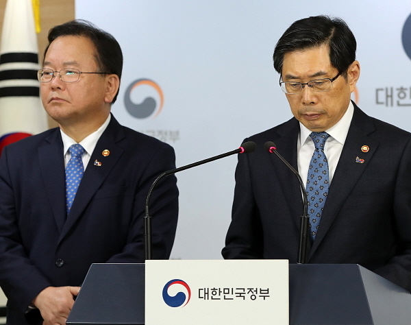 박상기(오른쪽) 법무부 장관과 김부겸 행정안전부 장관이 19일 오전 서울 세종로 정부서울청사 브리핑룸에서 과거사위원회 활동 및 버닝썬 수사 관련 법무부-행안부 합동 브리핑을 하고 있다.