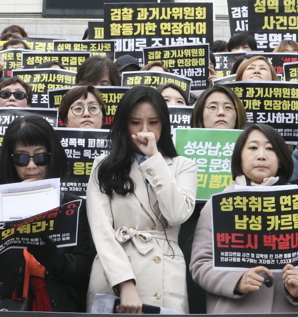 장자연 사건의 목격자인 배우 윤지오가 15일 서울 종로구 세종문화회관 계단에서 열린 '검찰 과거사위원회의 김학의 전 법무부 차관 등에 의한 성폭력 사건 및 고 장자연씨 사건 진상 규명 촉구' 기자회견에서 생각에 잠겨 있다. (뉴시스)