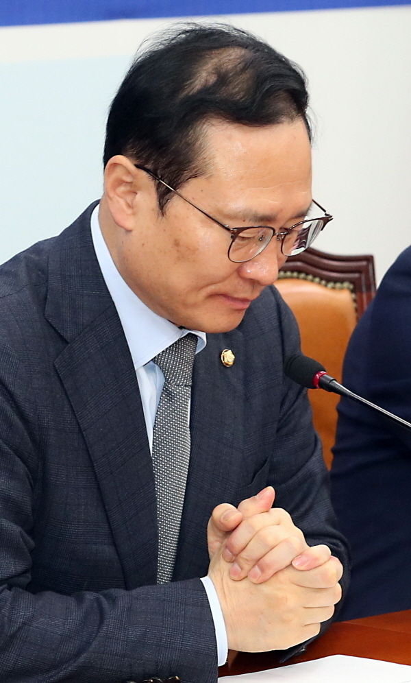 4일 서울 여의도 국회에서 열린 더불어민주당 정책조정회의에서 홍영표 원내대표가 심각한 표정으로 두손을 모으고 있다.