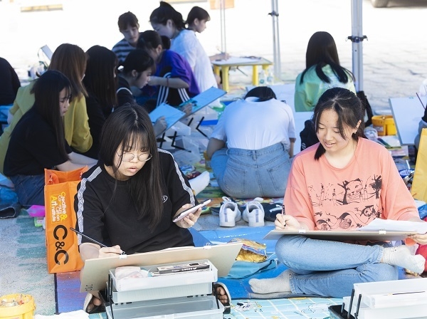 “오늘은 내가 예술왕!” 작품 삼매경에 빠진 어린이(위 사진)·청소년 참가자들(사진=김세권 기자).
