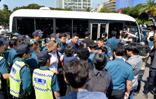 '제주 전 남편 살해 사건' 피의자 고유정(36)이 12일 오전 제주 동부경찰서에서 제주지검으로 송치된 가운데 피해자 가족들이 호송차를 막아서고 있다.