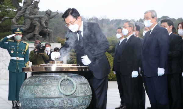 황교안 미래통합당 대표가 1일 오전 서울 동작구 국립서울현충원을 찾아 현충탑 앞에서 분향하고 있다.