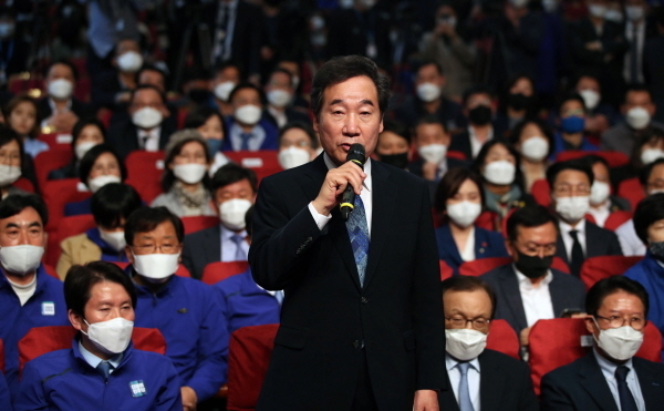 더불어민주당 이낙연 공동상임선대위원장이 15일 오후 국회 의원회관에 마련된 당 선거상황실에서 발언하고 있다.