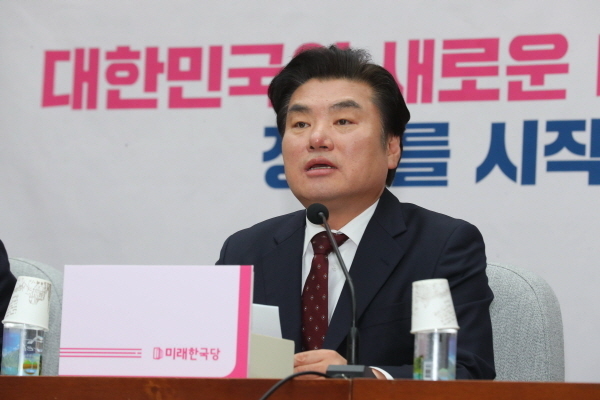 원유철 미래한국당 대표가 20일 서울 여의도 국회에서 열린 미래한국당 제2차 의원총회에서 발언을 하고 있다.