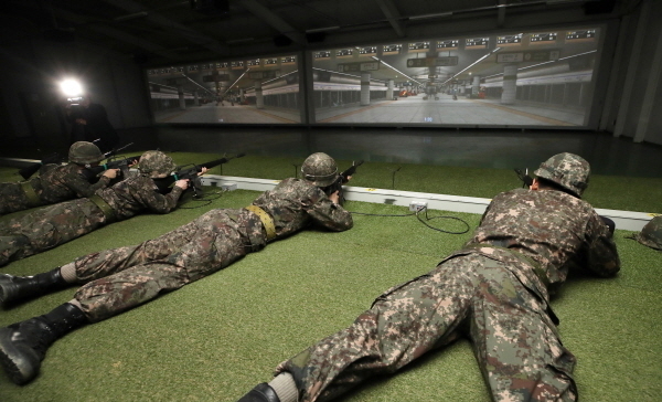 지난해 3월 4일 오후 경기도 남양주 금곡 예비군훈련대에서 열린 2019년 첫 예비군 훈련에 참석한 예비군들이 영상모의 사격 훈련을 하고 있다(사진=뉴시스).