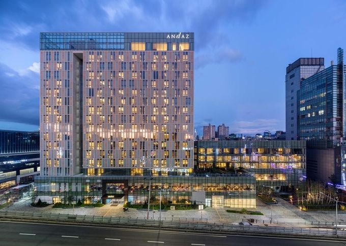 서울 강남구 소재 안다즈서울호텔 직원 한명이 확진 판정을 받아 접촉자 전원에 대한 코로나19 검사가 진행 모두 음성 판정을 받았다(안디즈강남호텔 홈페이지 캡처).