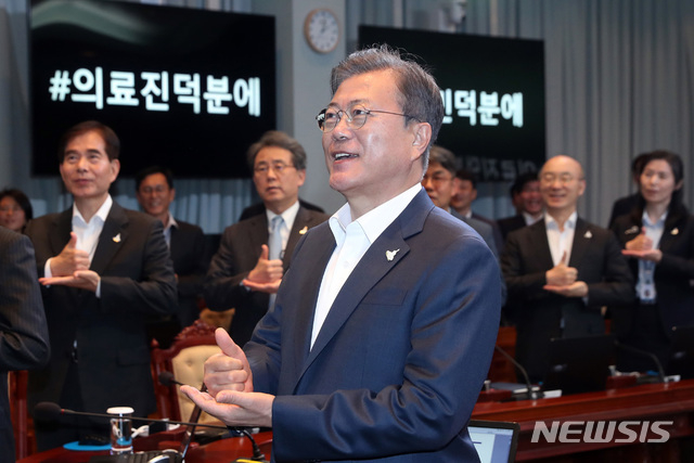 문재인 대통령은 지난 27일 청와대에서 코로나19로 고생하는 의료인들에게 고마움을 전하는 '덕분에 챌린지' 퍼포먼스를 가졌다(사진=뉴시스).